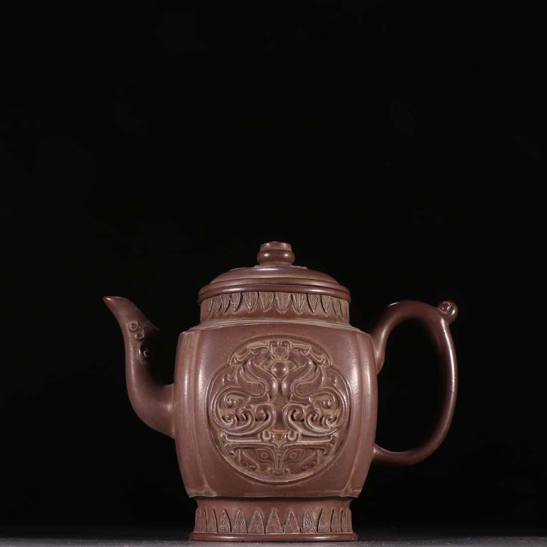 A purple sand double phoenix pattern teapot of the tribute bureau model: Tribute bureau model purple sand double phoenix pattern teapot Size:H:17cmW:19.3cm (The Dimensions Of All Batches Are Manually Measured.If You Need More Detailed Information, Please Contact Our Custom
