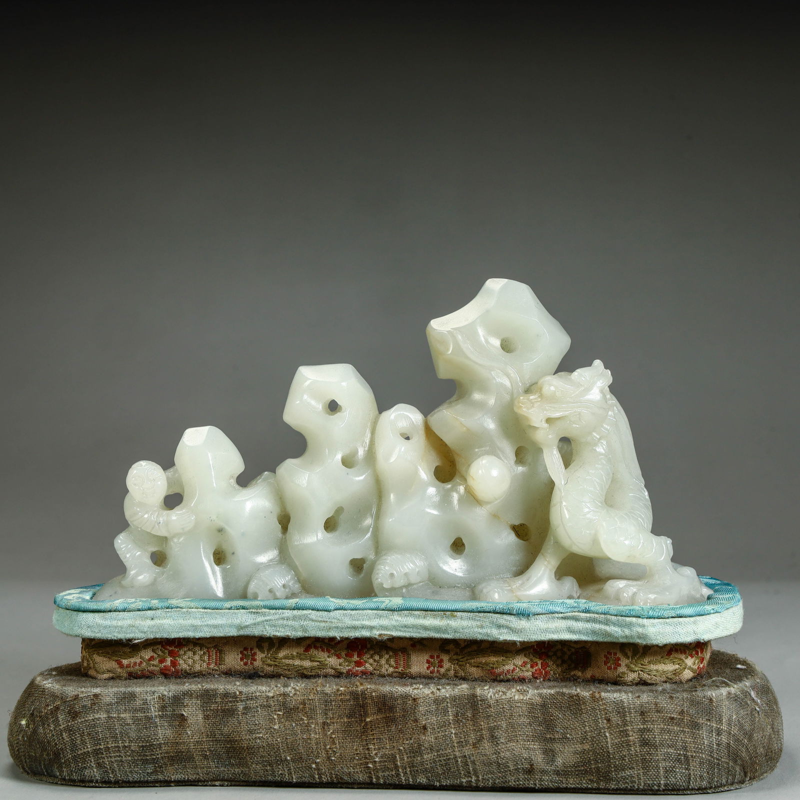 A Hetian white jade ornament from the Qing Dynasty: Hetian white jade ornaments of the Qing Dynasty SIZE:H:8cm L: 14.5cm W:4.5cm W:340g (The Dimensions Of All Batches Are Manually Measured.If You Need More Detailed Information,