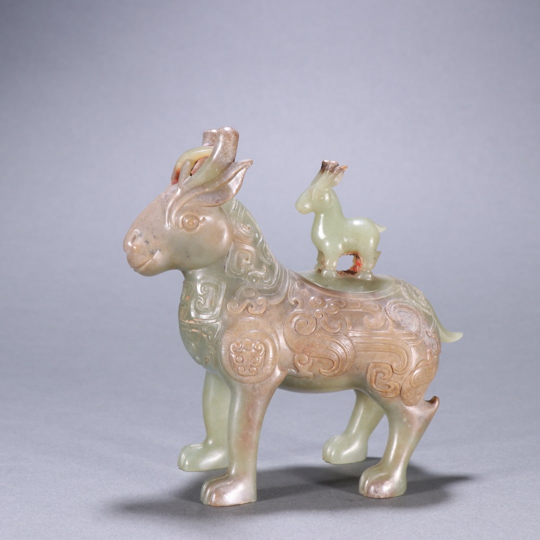 A beautiful Hetian jade deer ornament: Exquisite Hetian jade deer ornament Size:0.39kgH:12.8cmW:12.7cm (The Dimensions Of All Batches Are Manually Measured.If You Need More Detailed Information, Please Contact Our