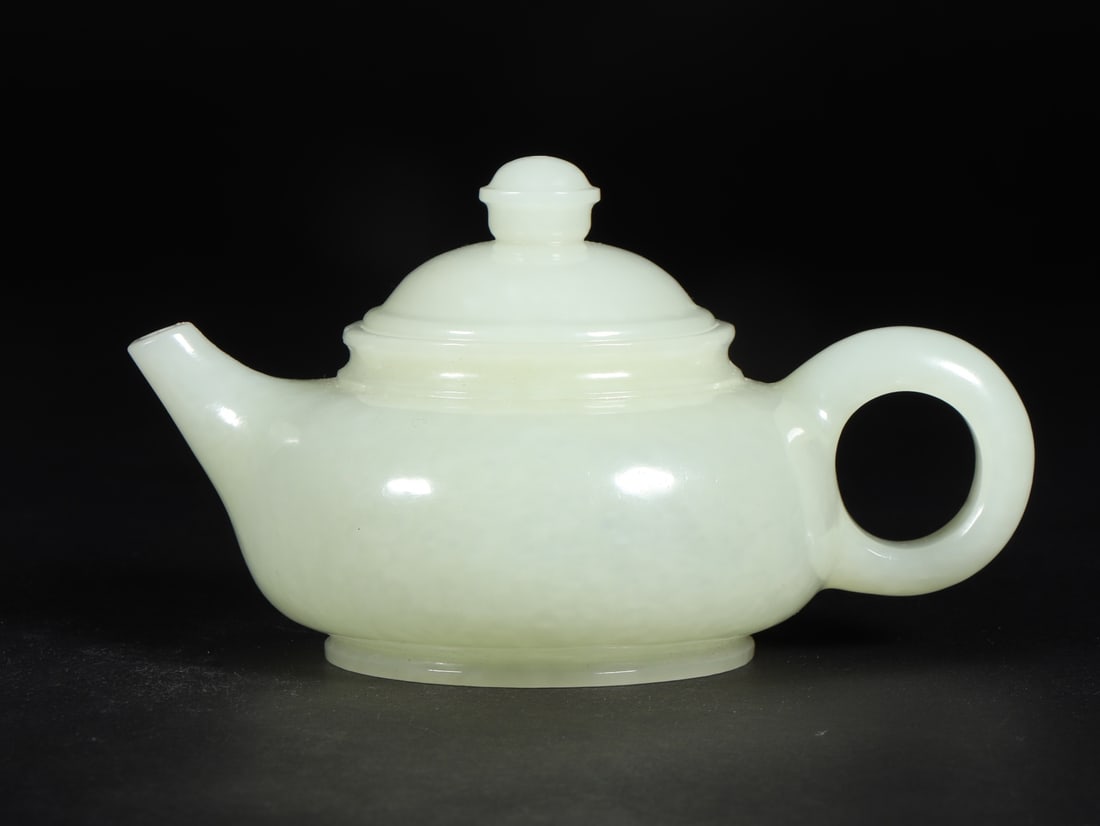 A beautiful Hetian jade pot: Exquisite Hetian jade pot Size:L: 12.1cmW:7.9cmH:6.8cmW:0.175kg (The Dimensions Of All Batches Are Manually Measured.If You Need More Detailed Information, Please Contact Our