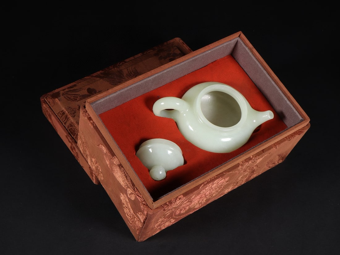 A beautiful Hetian jade pot - 2