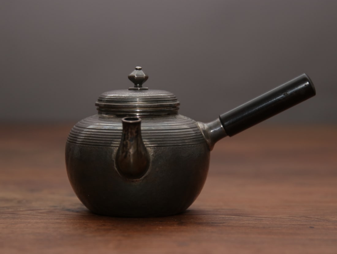 A beautiful Japanese silver pot with a pot bottom of the brocade silk hall: Exquisite Japanese silver pot with pot bottom style Nishiki Ayado Size:PotD:15cmxH:9cm (The Dimensions Of All Batches Are Manually Measured.If You Need More Detailed Information,