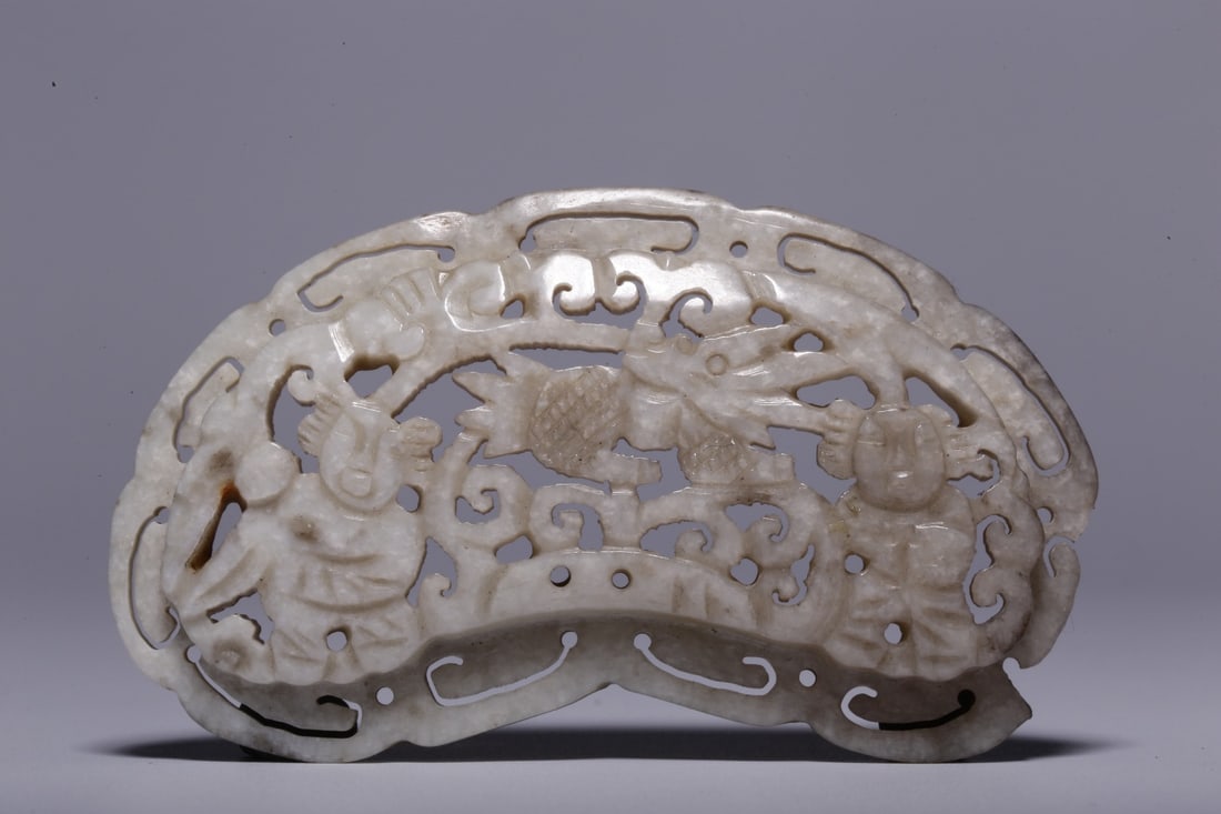 A piece of Hetian jade unicorn from the Ming Dynasty: Ming Dynasty's Hetian jade unicorn sends flowers Size:L: 6.3cm W:3.7cm T:0.5cm W:0.022kg (The Dimensions Of All Batches Are Manually Measured.If You Need More Detailed Information,