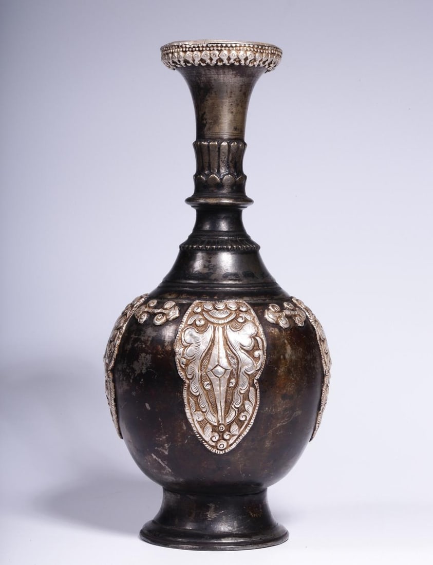 A Qing Dynasty copper gilt silver engraved floral pattern clean vase: Qing Dynasty copper gilt silver engraved floral pattern clean bottle Size: W:0.817kg H: 22cm10cm (The Dimensions Of All Batches Are Manually Measured.If You Need More Detailed Information, Please Cont