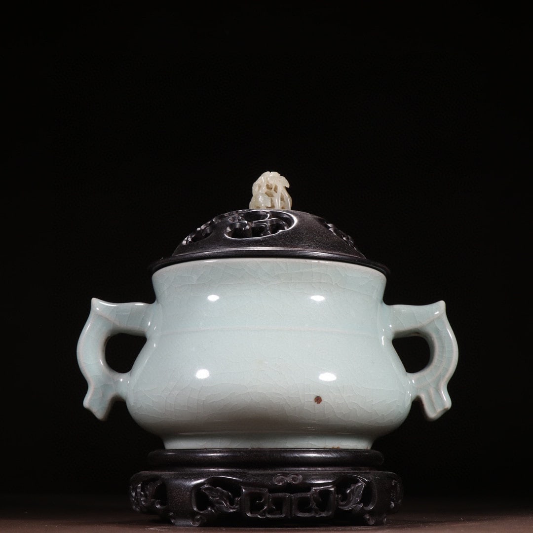 An amphora incense burner from the Ru kiln in the Song Dynasty: The amphora of the Ru kiln in the Song Dynasty Size:H:18cmW:19.5cm (The Dimensions Of All Batches Are Manually Measured.If You Need More Detailed Information, Please Contact Our