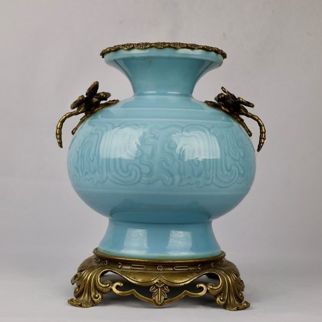 A beautiful copper-inlaid porcelain azure glaze engraved engraved dragonfly vase: Exquisite copper-inlaid porcelain azure glaze with engraved entwined dragonfly vase Size:H:31cmCalibre:16cmD:26cmBottom:21.5cm (The Dimensions Of All Batches Are Manually