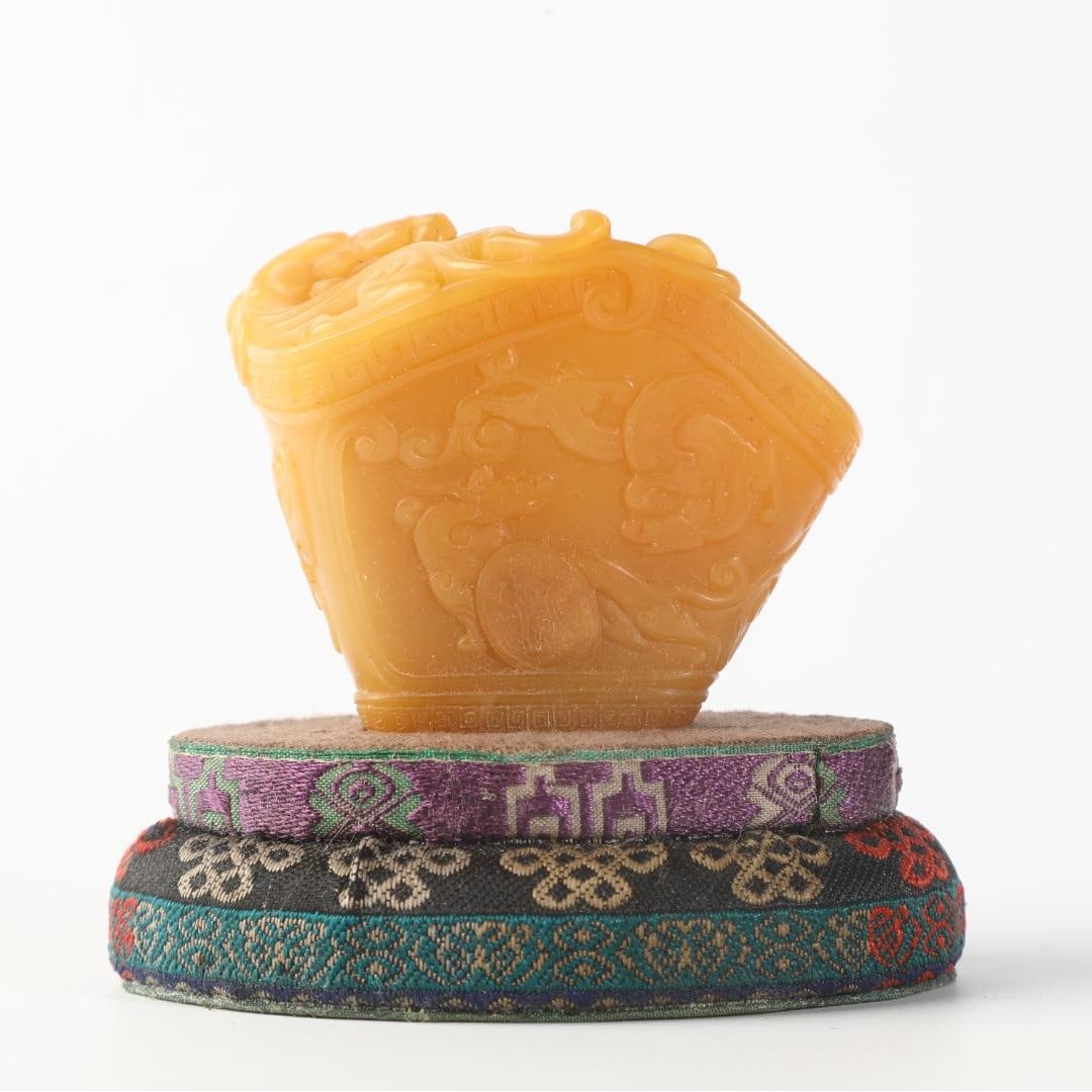 A Tianhuang dragon and phoenix cup made in the Yongzheng year of the Qing Dynasty: The Tianhuang Dragon and Phoenix Cup made in the Yongzheng Year of the Qing Dynasty Size:H:6cm D:7cmW:0.135kg (The Dimensions Of All Batches Are Manually Measured.If You Need More