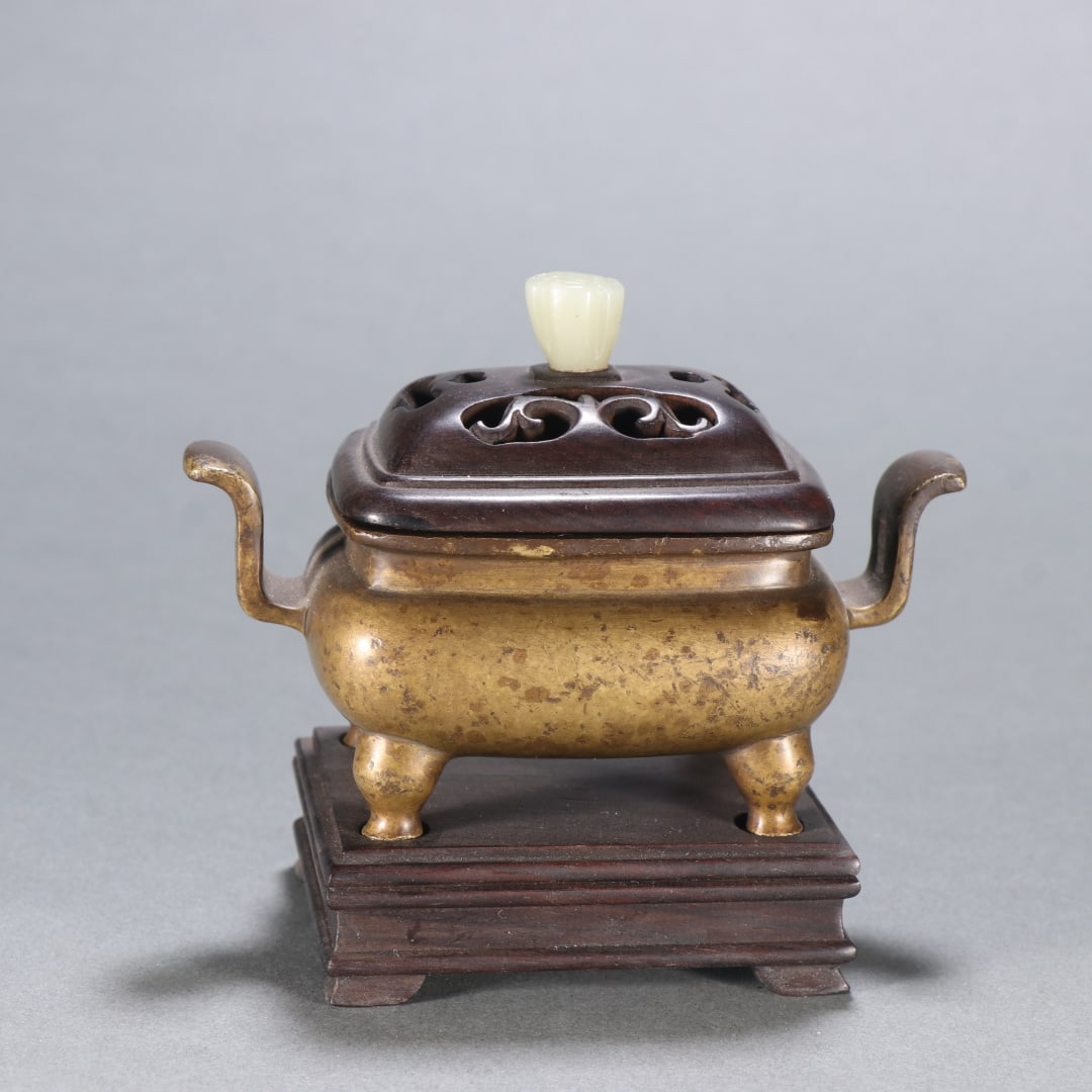 A Ming Dynasty Xuande copper tire Chaoguan ear aroma burner: Ming Dynasty's Xuande bronze tire Chaoguan ear aroma diffuser Size:0.2997kgH:9cmW:10.2cm (The Dimensions Of All Batches Are Manually Measured.If You Need More Detailed Information,