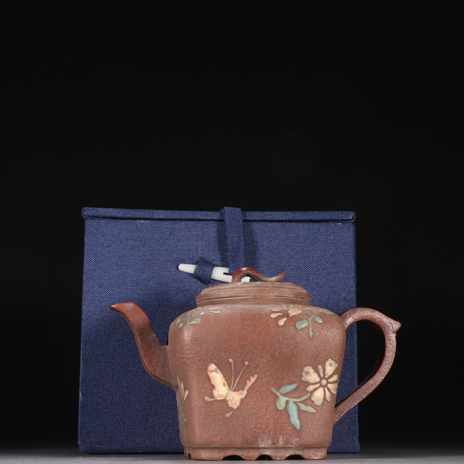 A purple sand painted butterfly pattern teapot from the Qing Dynasty: Qing Dynasty purple sand painted flower butterfly pattern teapot Size:H:9.8cmW:13.8cm (The Dimensions Of All Batches Are Manually Measured.If You Need More Detailed Information,