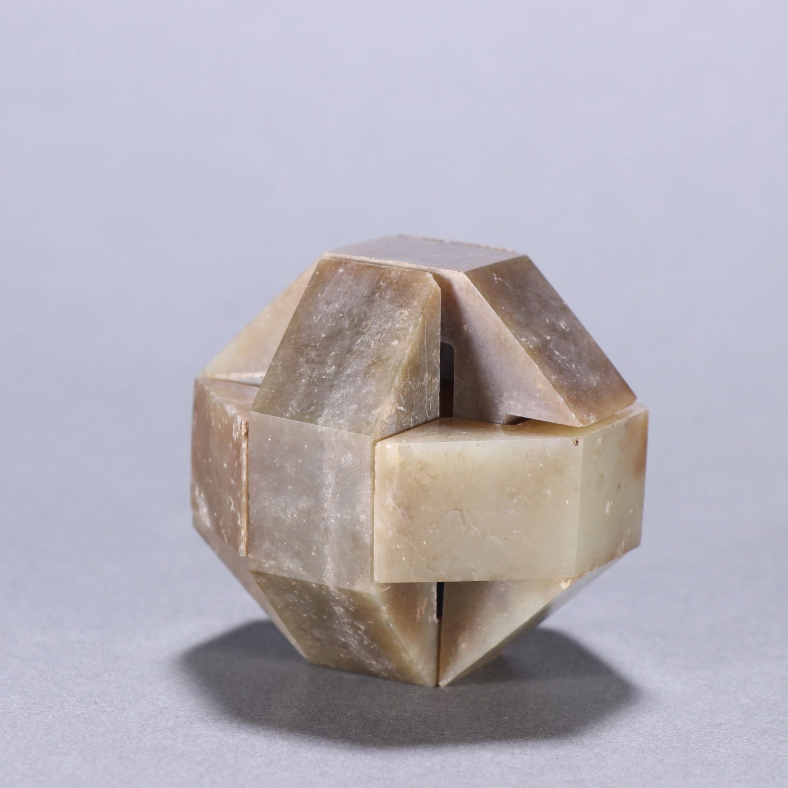 A beautiful Hetian jade Luban lock: Exquisite Hetian jade Luban lock Size:0.1179kgH:4.7cmW:7.6cm (The Dimensions Of All Batches Are Manually Measured.If You Need More Detailed Information, Please Contact Our Customer