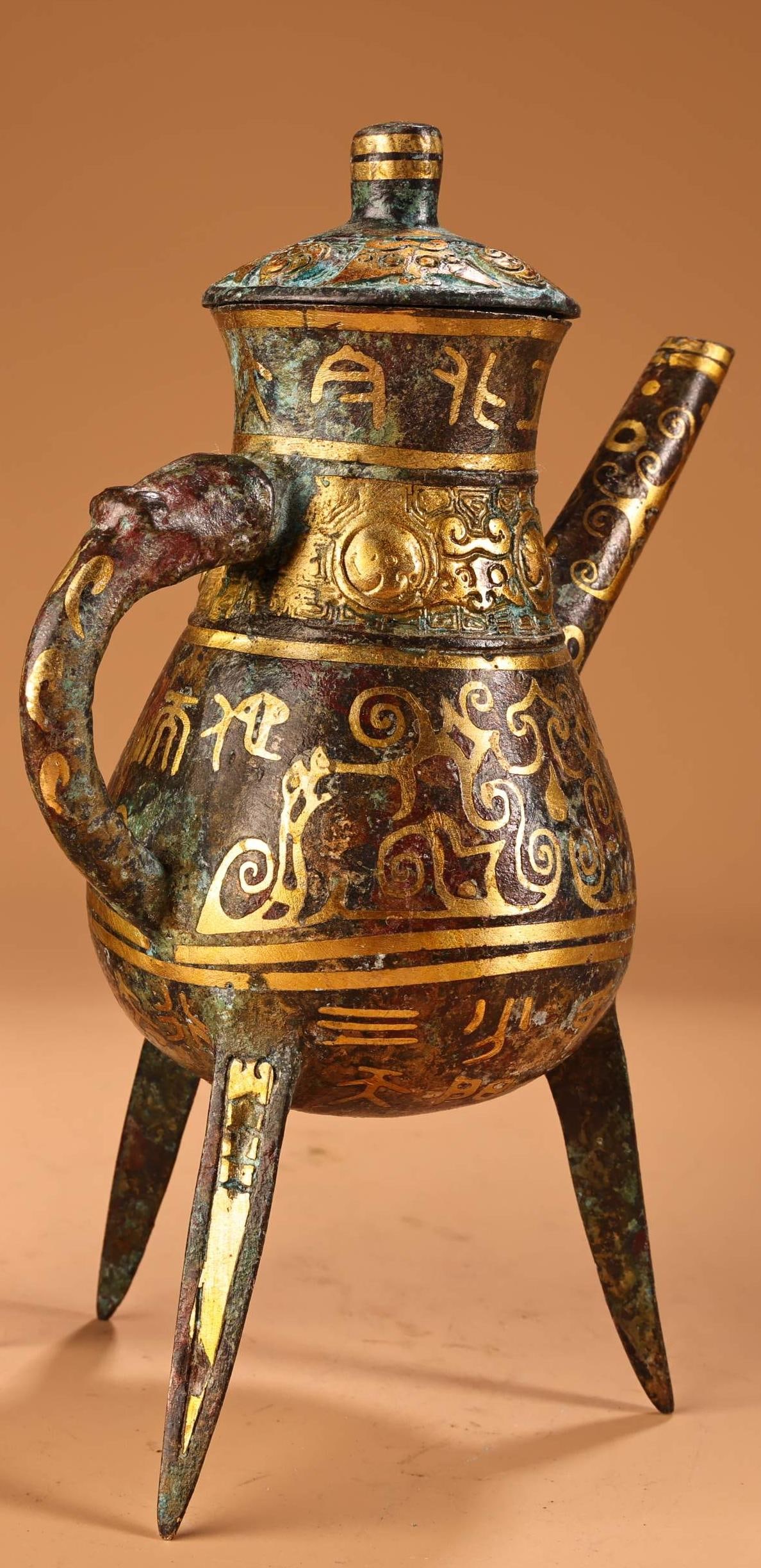 A fine bronze wrong gin jug: Exquisite bronze gin jug Size:H:19cm W:13cm W:0.45kgW:0.9kg (The Dimensions Of All Batches Are Manually Measured.If You Need More Detailed Information, Please Contact Our Customer