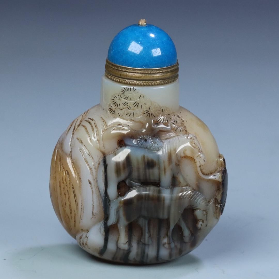 A Qing Dynasty agate Hu people trained horse pattern snuff bottles (1 of 10)