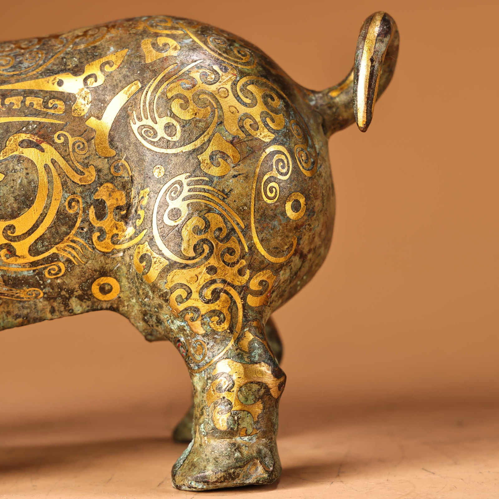 A fine bronze wrong gold pig - 6