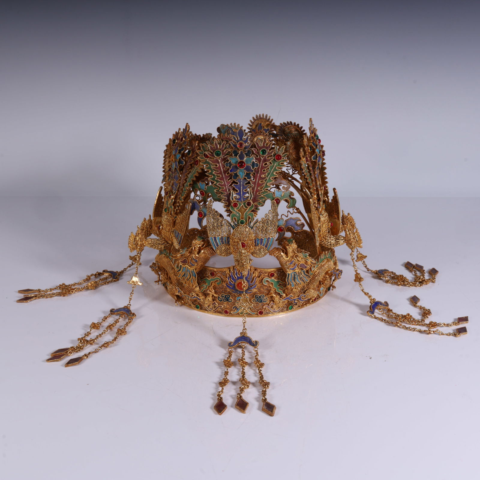 A beautiful golden silk dotted emerald phoenix crown: Exquisite golden silk dotted emerald phoenix crown Size:26x12x19cmW: 900g (The Dimensions Of All Batches Are Manually Measured.If You Need More Detailed Information, Please Contact