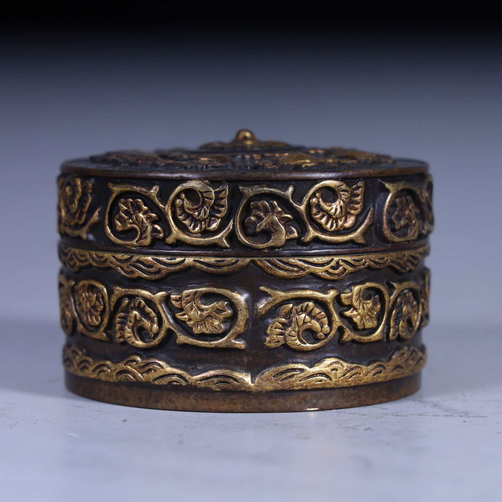 A bronze eight-treasure hollow box from the Qing Dynasty: Qing Dynasty copper eight-treasure hollow box Size:H:5cm W:8cm W:0.5kg (The Dimensions Of All Batches Are Manually Measured.If You Need More Detailed Information, Please Contact