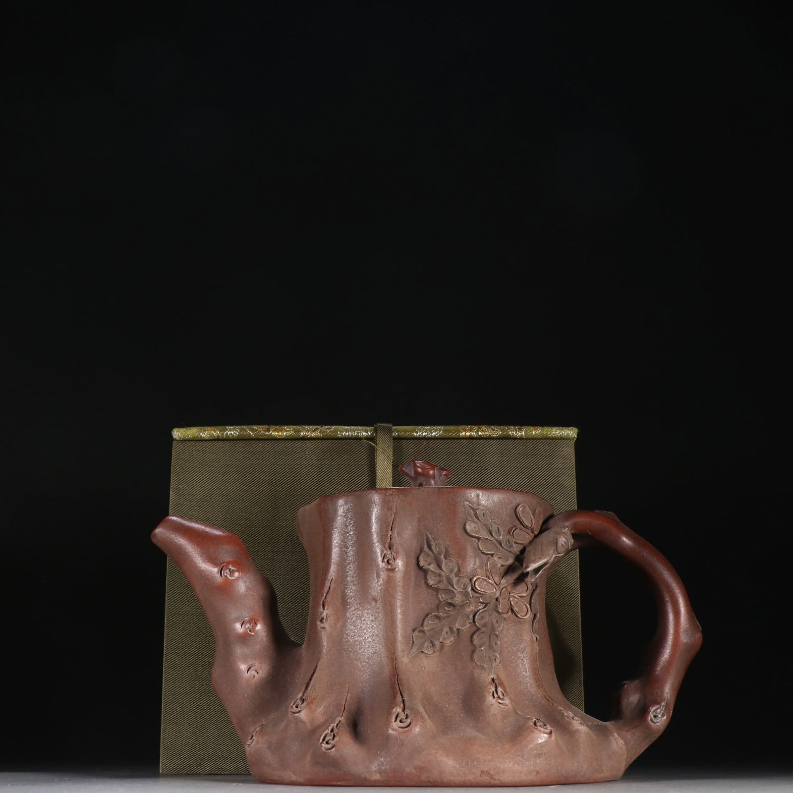 A purple sand bionic stump-shaped teapot used by Shen Jun: Shen Jun's purple sand bionic stump-shaped teapot Size:H:13cmW:21cm (The Dimensions Of All Batches Are Manually Measured.If You Need More Detailed Information, Please Contact Our