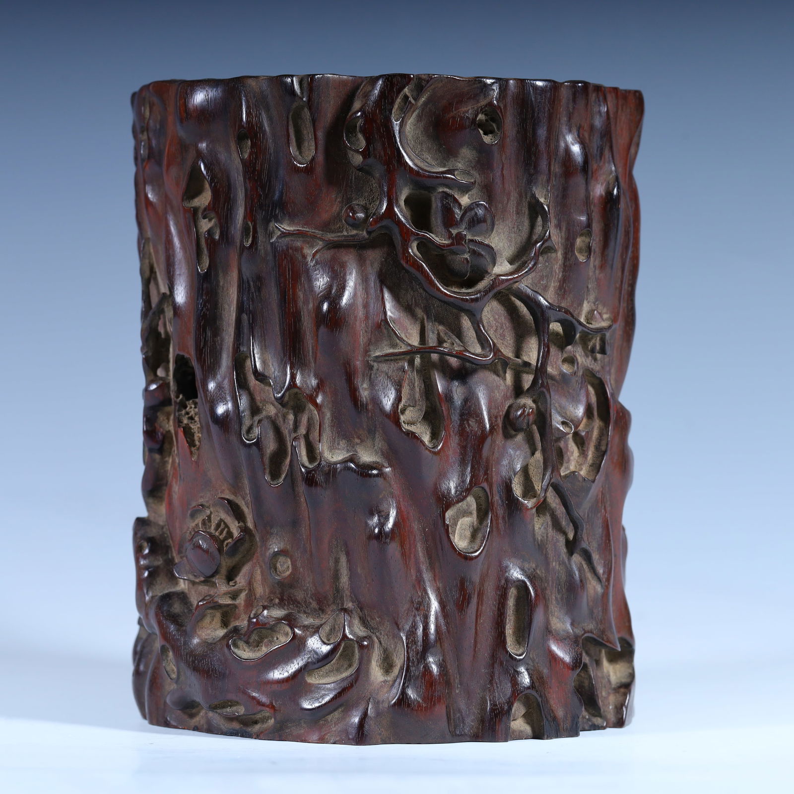 A rosewood pen holder of the Qing Dynasty is engraved with a pattern of joy on the tip of the: The rosewood pen holder of the Qing Dynasty is engraved with a happy eyebrow pattern Size:H:14.5cm L: 11.5cm W:11.5cm (The Dimensions Of All Batches Are Manually Measured.If You