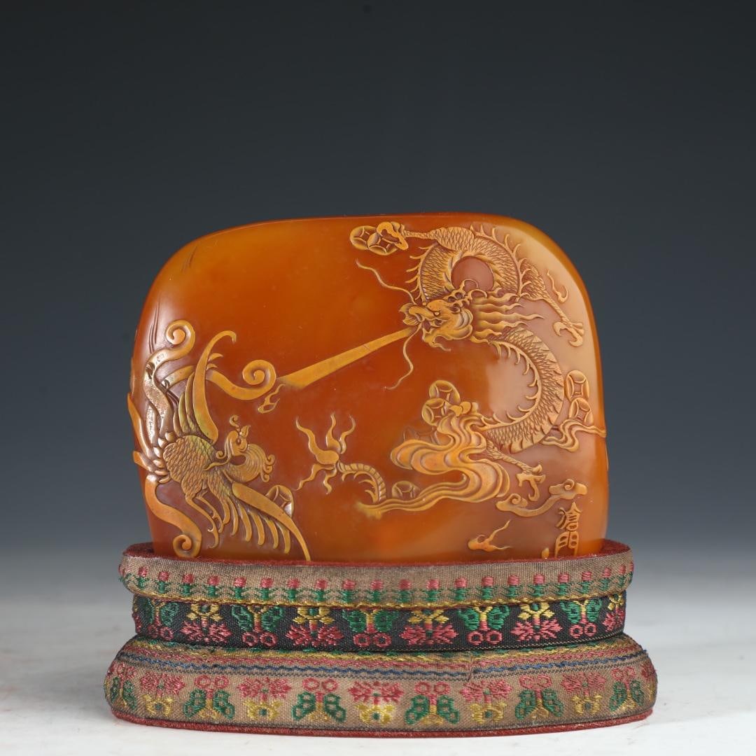 A Qing Dynasty Shoushan Tian Huanglong Flying Phoenix Dance: The Qing Dynasty's Shoushan Field Yellow Dragon Flying Phoenix Dance Size:H:9cmW:10.5cmW:0.765kg (The Dimensions Of All Batches Are Manually Measured.If You Need More Detailed