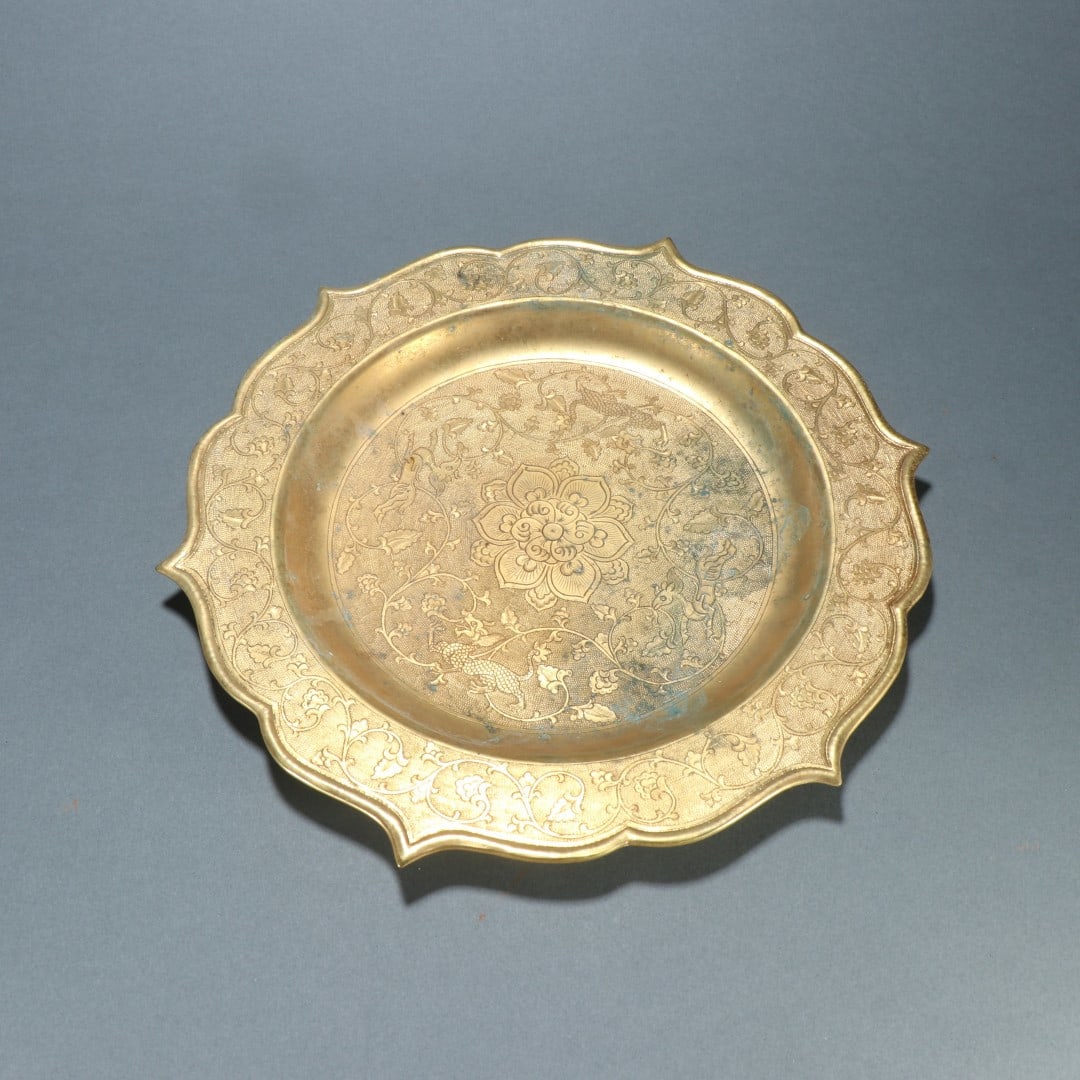A finely gilt plate (1 of 8)