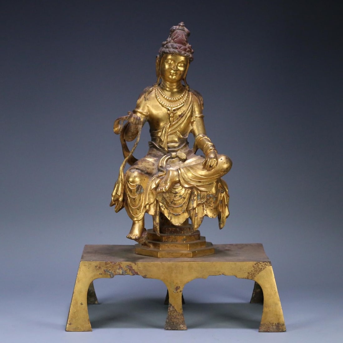 A bronze gilt Guanyin bench Buddha of the Northern Wei Dynasty: The copper gilt Guanyin bench Buddha of the Northern Wei Dynasty Size: W:6.47kg46cmx32cmx20cm (The Dimensions Of All Batches Are Manually Measured.If You Need More Detailed