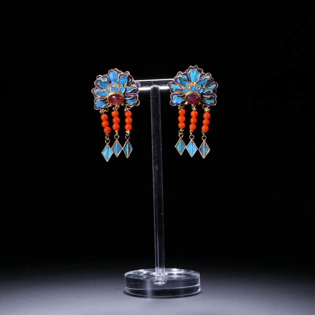 A beautiful dotted emerald floral earring: Exquisite dotted emerald floral earrings SIZE: H:4.5cm (The Dimensions Of All Batches Are Manually Measured.If You Need More Detailed Information, Please Contact Our Customer