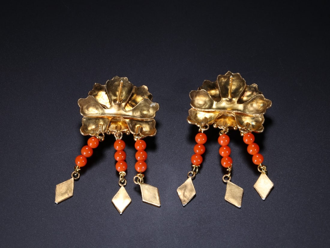 A beautiful dotted emerald floral earring - 2