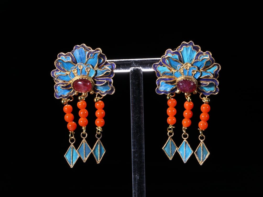 A beautiful dotted emerald floral earring - 3