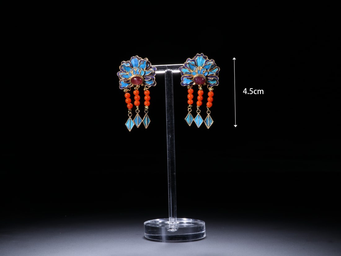 A beautiful dotted emerald floral earring - 4
