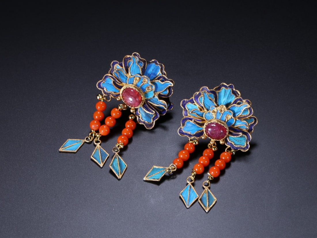 A beautiful dotted emerald floral earring - 5