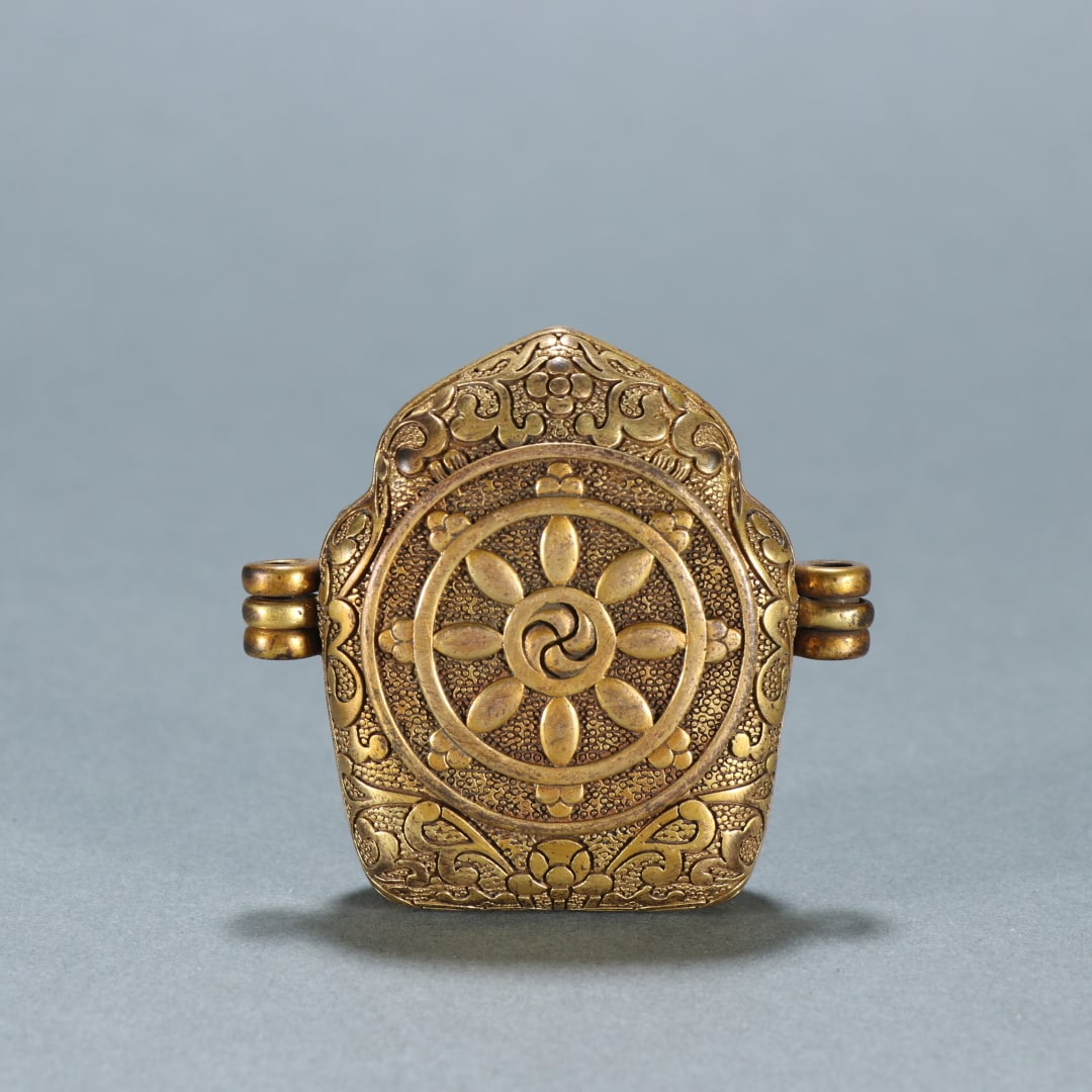 A beautifully gilt black box: Exquisite copper-gilt black box Size:0.0807kgH:5.4cmW:5.8cm (The Dimensions Of All Batches Are Manually Measured.If You Need More Detailed Information, Please Contact Our Customer