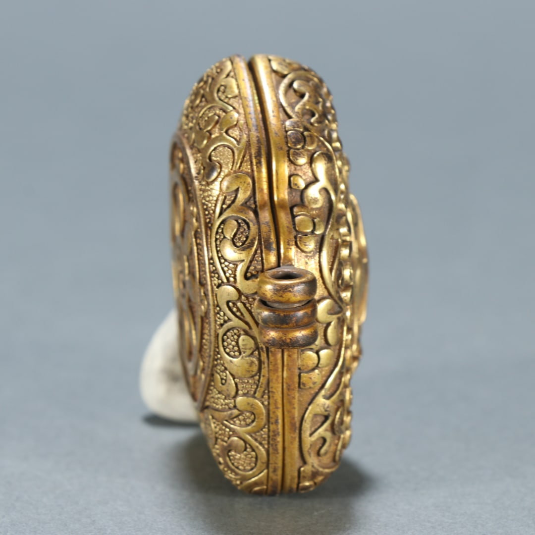 A beautifully gilt black box - 3