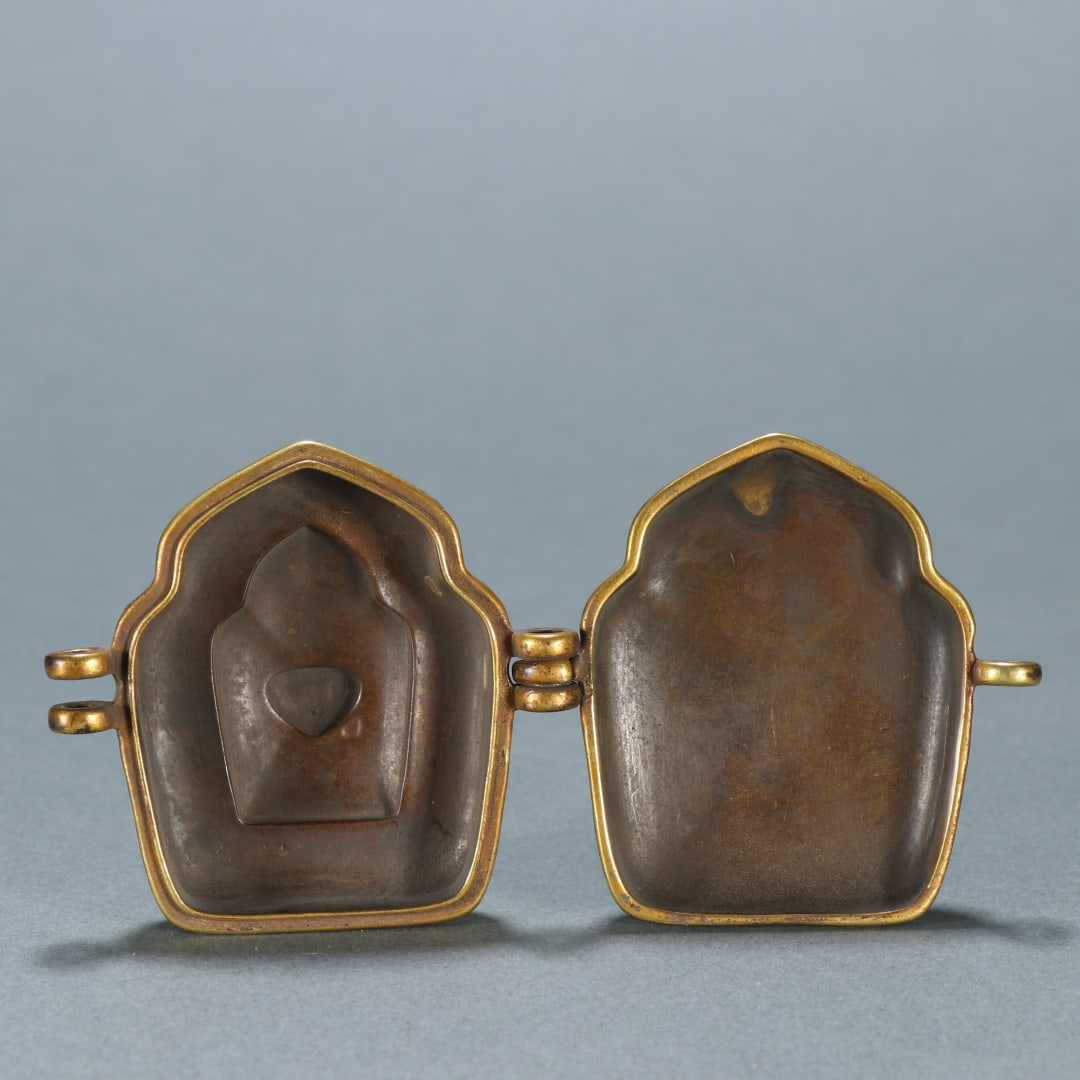 A beautifully gilt black box - 5