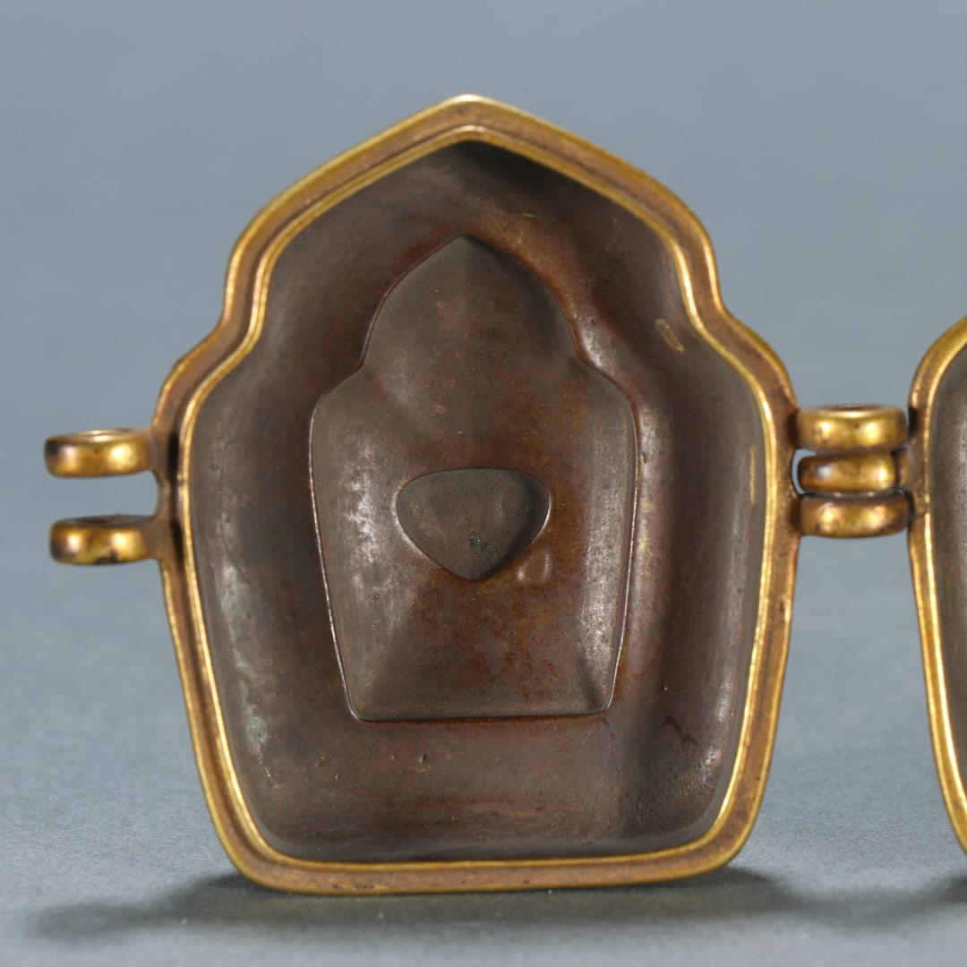 A beautifully gilt black box - 6