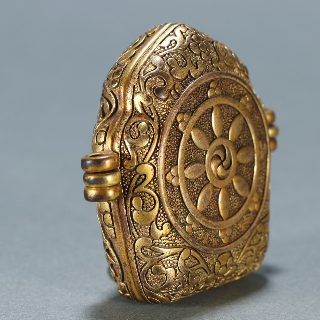 A beautifully gilt black box - 7