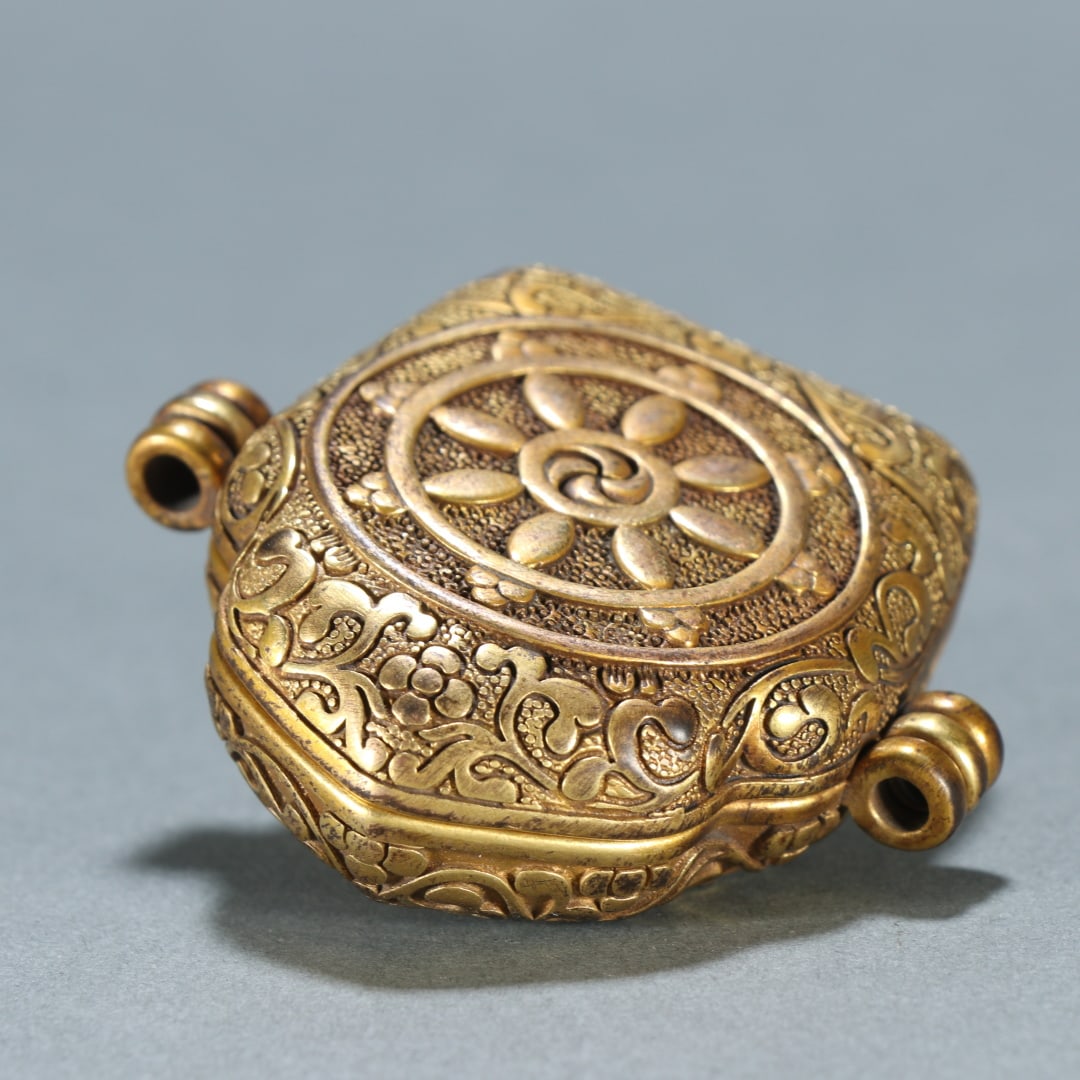 A beautifully gilt black box - 8