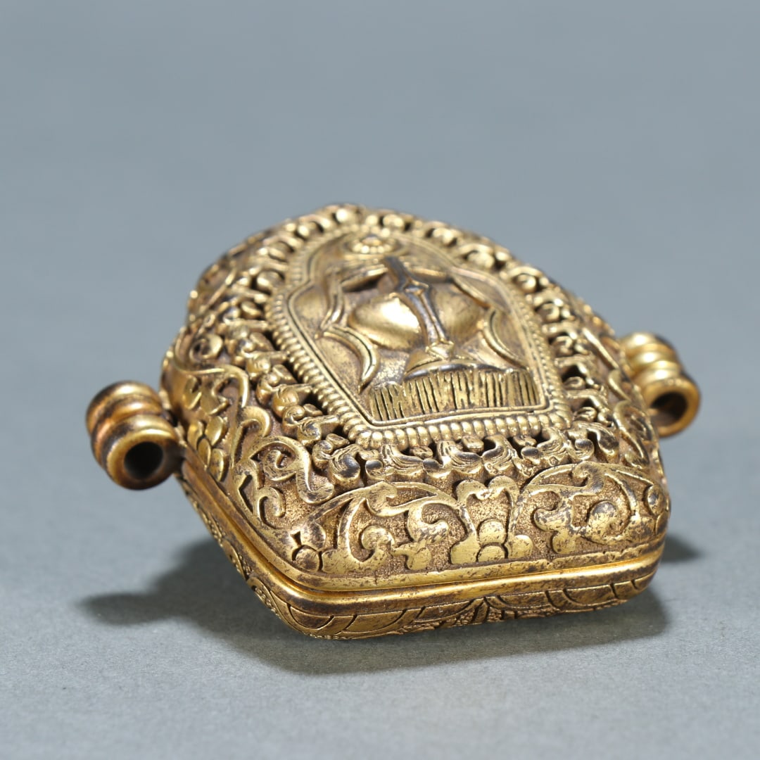 A beautifully gilt black box - 9