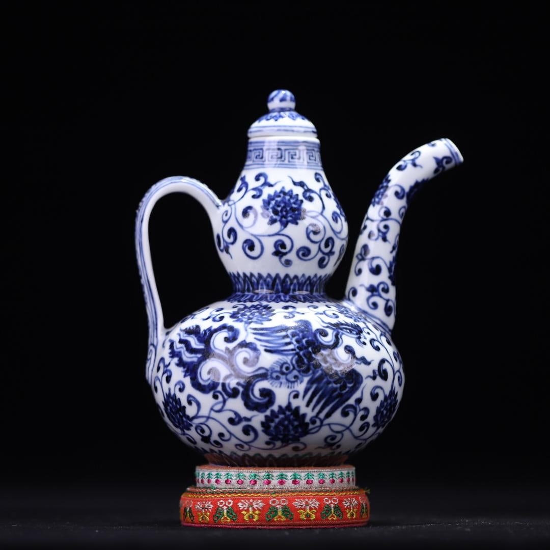 A blue and white entwined Kui Feng pattern gourd pot made in the Xuande era of the Ming Dynasty (1 of 9)