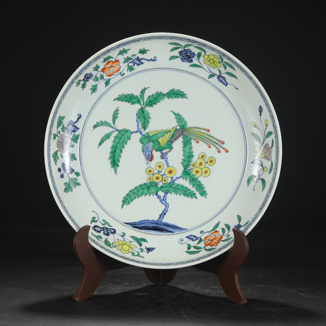 A large plate with blue and white colorful flowers and birds made in the Ming Dynasty Xuande year: The blue and white colorful flower and bird fruit pattern plate made in the Xuande year of the Ming Dynasty Size:H:7.5cm D:41.5cm (The Dimensions Of All Batches Are Manually