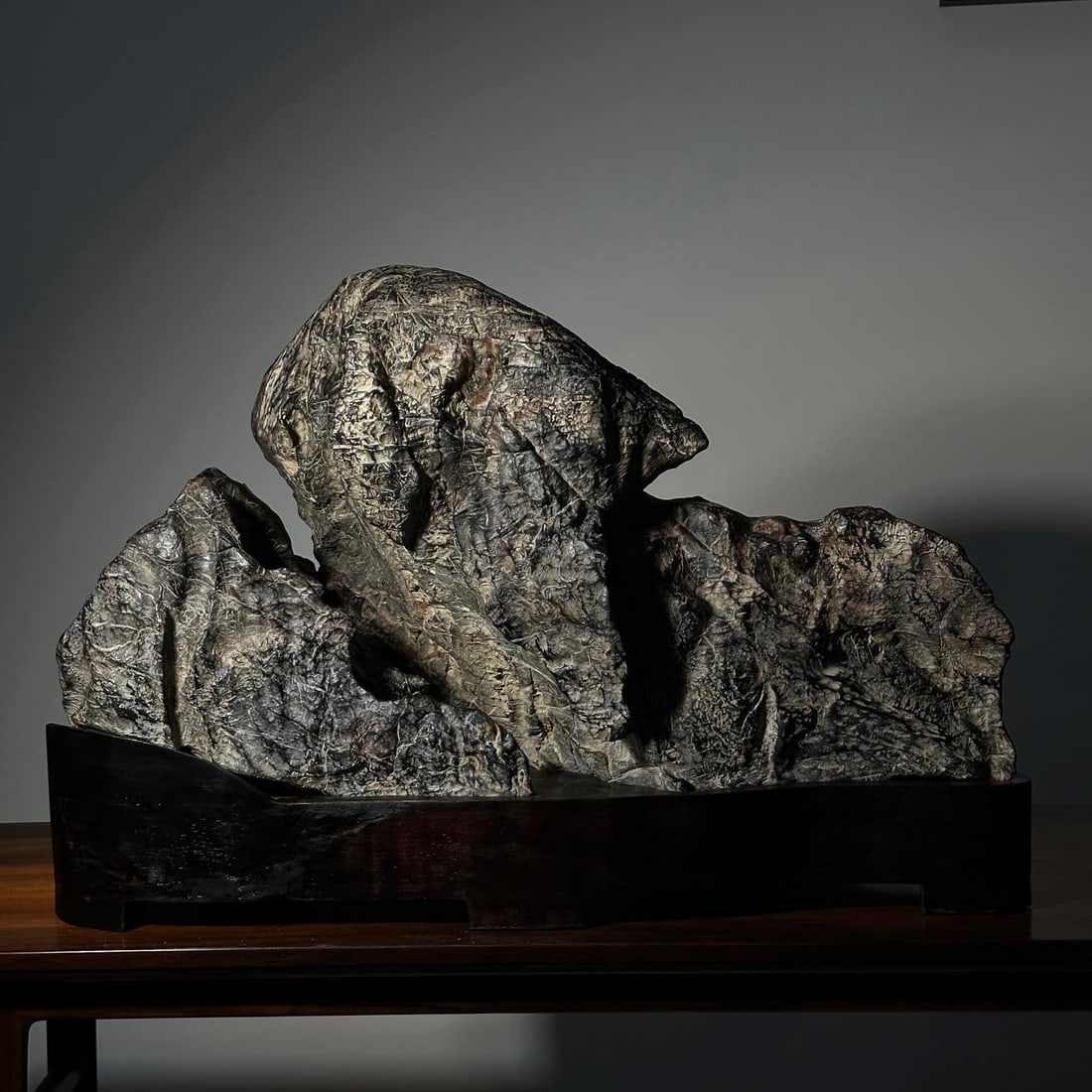 A beautiful Lingbi stone backing: Exquisite Lingbi stone backing Size:L: 75cmH:50cmT:32cm (The Dimensions Of All Batches Are Manually Measured.If You Need More Detailed Information, Please Contact Our Customer Service Before Bidding.)