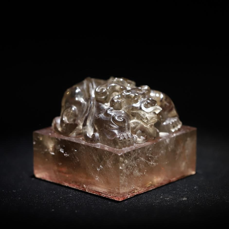 A tea crystal dragon button seal of the Qing Dynasty: The tea crystal dragon button seal of the Qing Dynasty Size:H:7.5x8.9x8.85cm W:1.0705kg (The Dimensions Of All Batches Are Manually Measured.If You Need More Detailed Information,