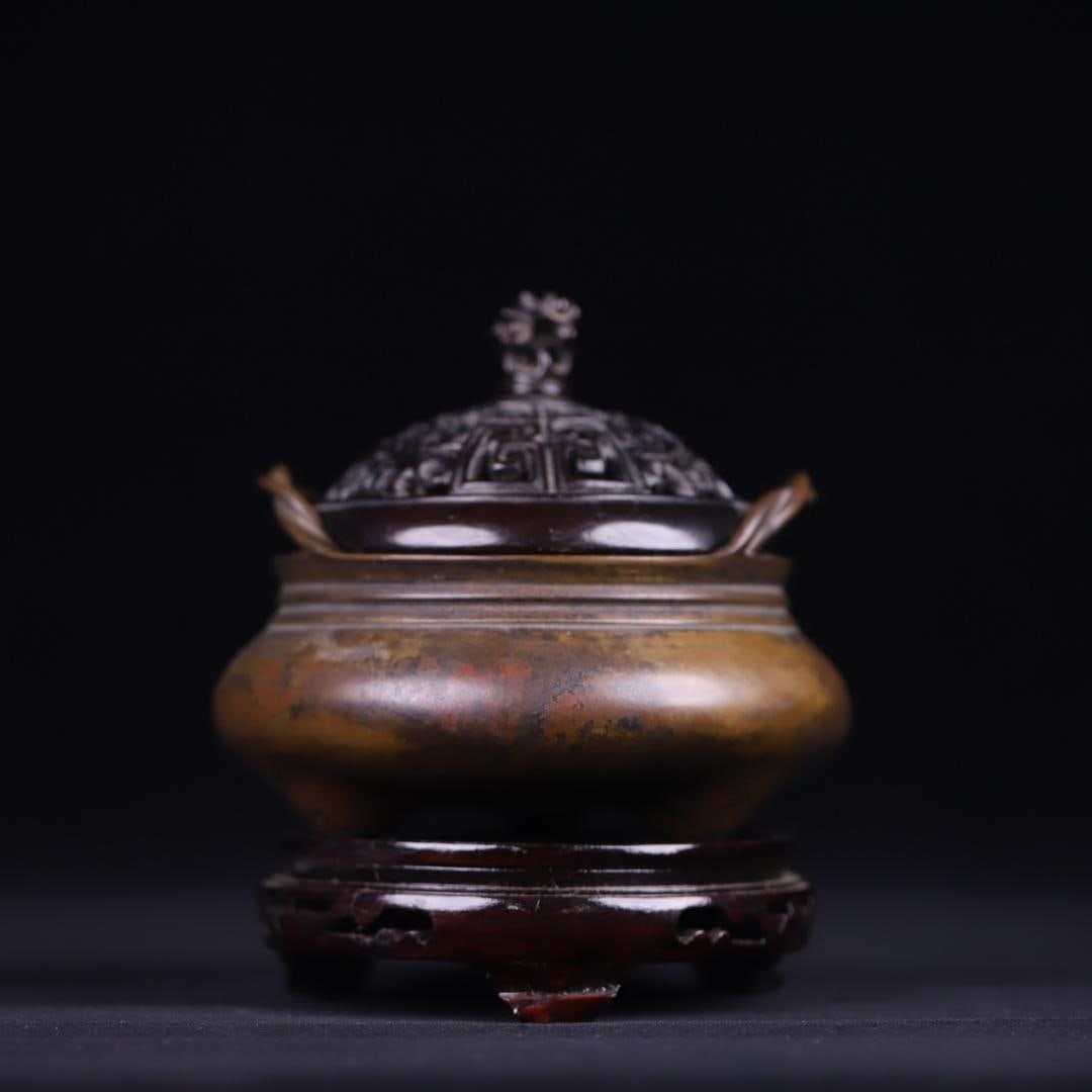 A copper rope-eared three-legged incense burner from the Qing Dynasty: Qing Dynasty copper rope pattern ear three-legged incense burner Size: W:1.3565kgfurnace:H:12cmxear12cmxBelly diameter:12.5cm (The Dimensions Of All Batches Are Manually Measured.If