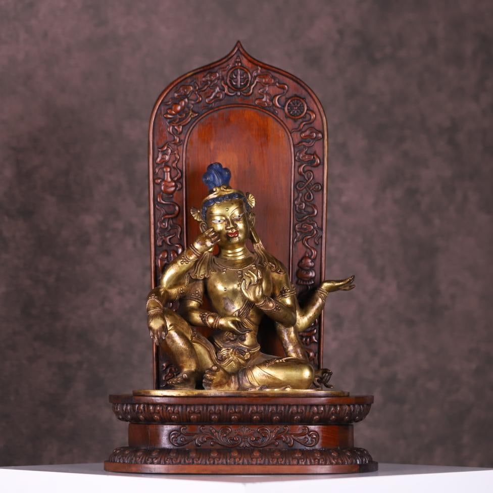 A bronze gilt six-armed Buddha Mother statue from the Qing Dynasty with a yellow pear woodcut: The Qing Dynasty's bronze gilt six-armed Buddha Mother statue with a yellow pear woodcut backlight seat Size: W:4.1kgBuddha statueH: 26cmxW:22.5cmx14cmWith baseH: 45.5cmx28cmx17cm 