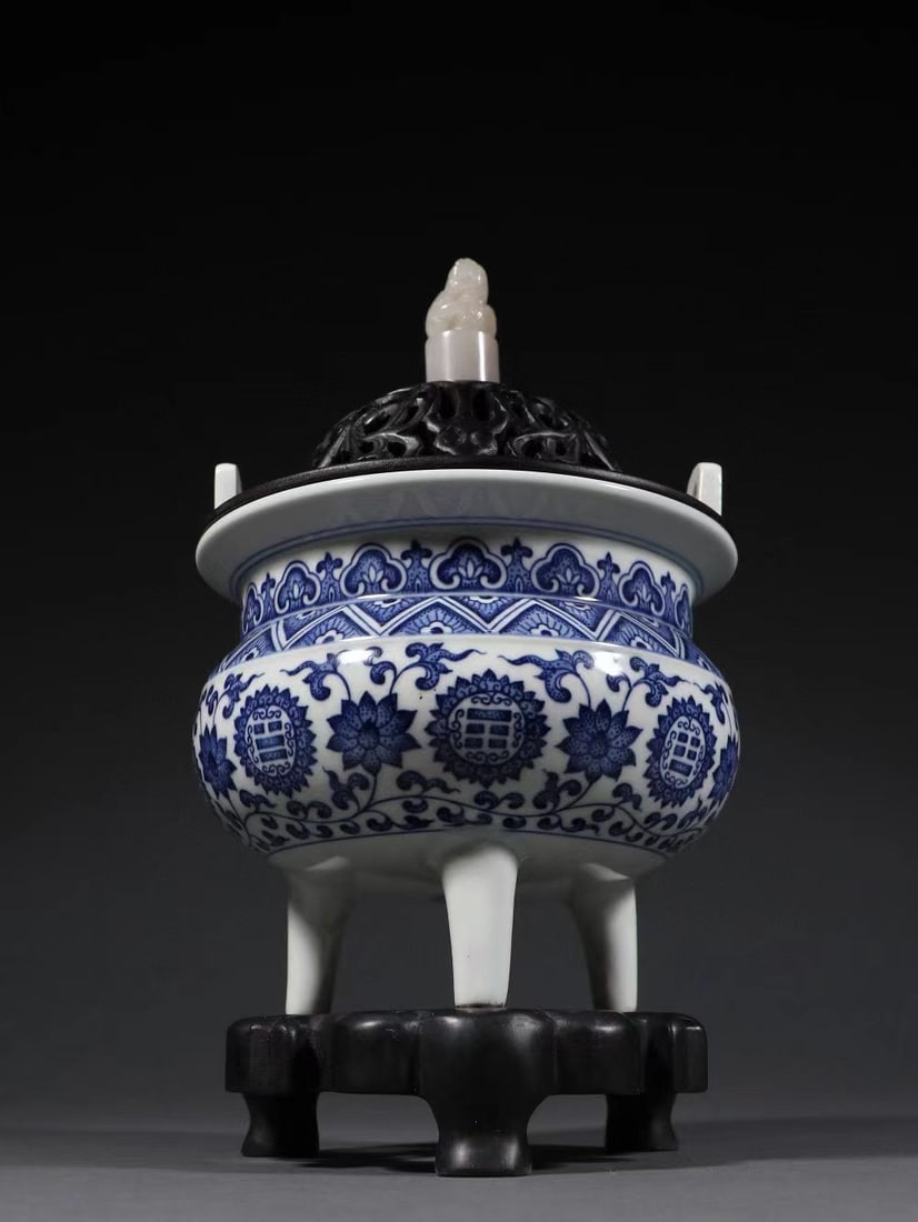 A blue and white porcelain floral pattern cupola aroma burner from the Qing Dynasty: Qing Dynasty blue and white porcelain floral pattern cupola aroma burner Size:H:27.5cmD:16cm (The Dimensions Of All Batches Are Manually Measured.If You Need More Detailed