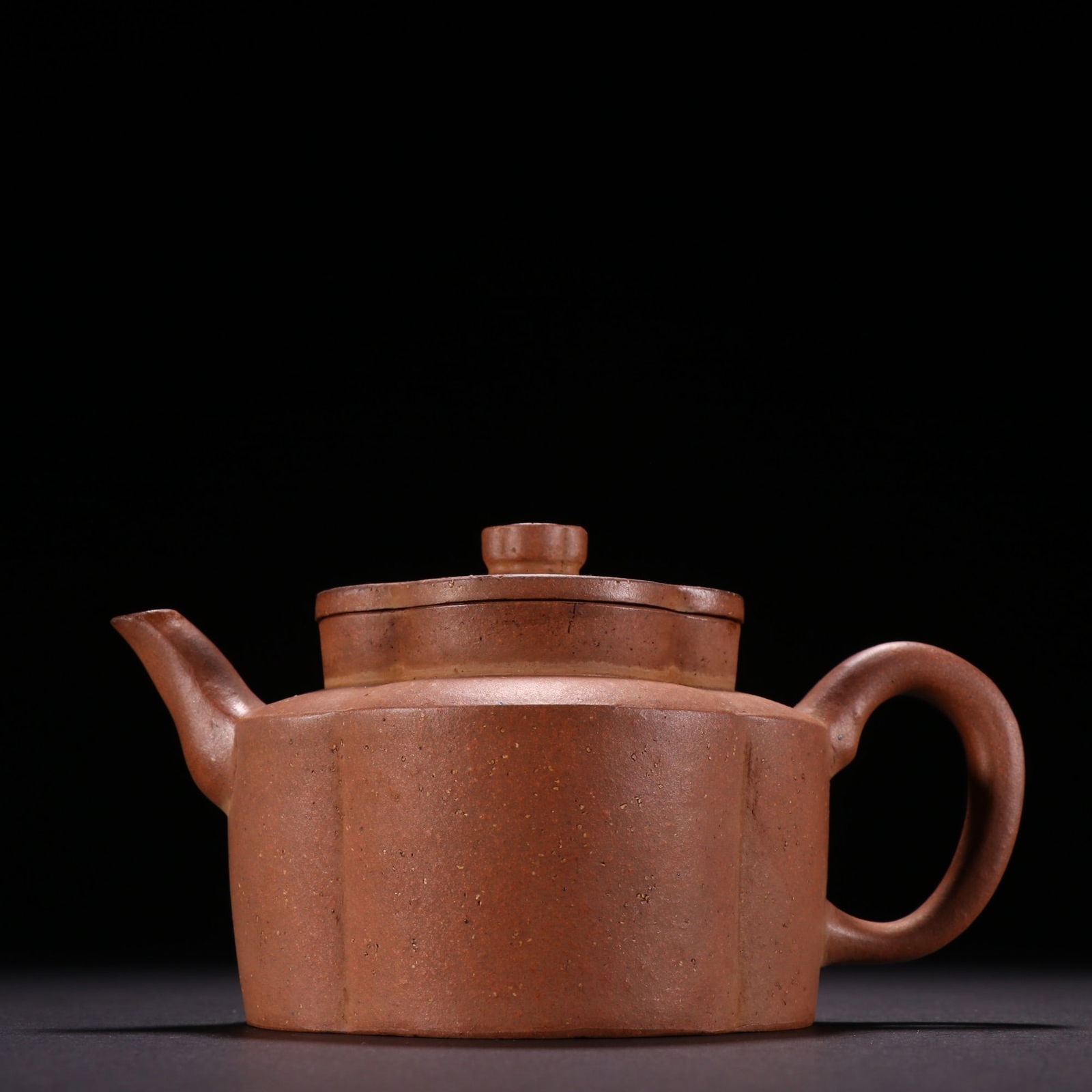 A plain noodle pot made by Chen Wenxu: The original purple sand plain noodle pot made by Chen Wenxu Size:H:8cmW:15.5cm (The Dimensions Of All Batches Are Manually Measured.If You Need More Detailed Information, Please