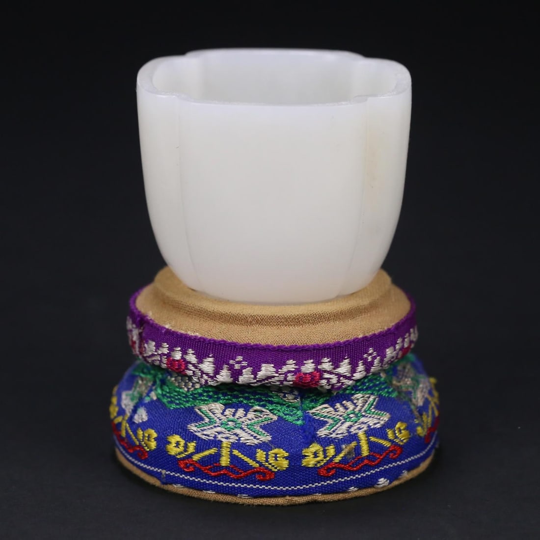 A beautiful Hetian jade begonia cup: Exquisite Hetian jade begonia cup Size: W:0.103kg4.5cmx5.5cmx5.5cm (The Dimensions Of All Batches Are Manually Measured.If You Need More Detailed Information, Please Contact Our Customer Service Befor