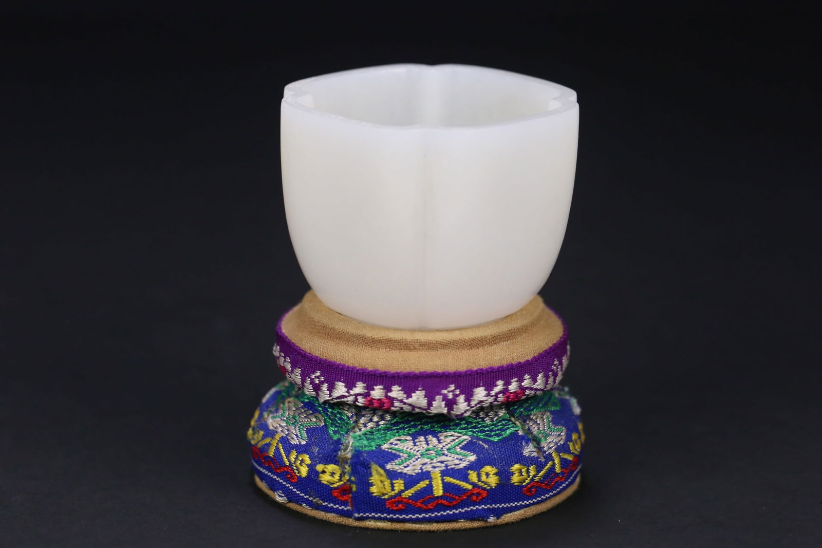 A beautiful Hetian jade begonia cup - 2