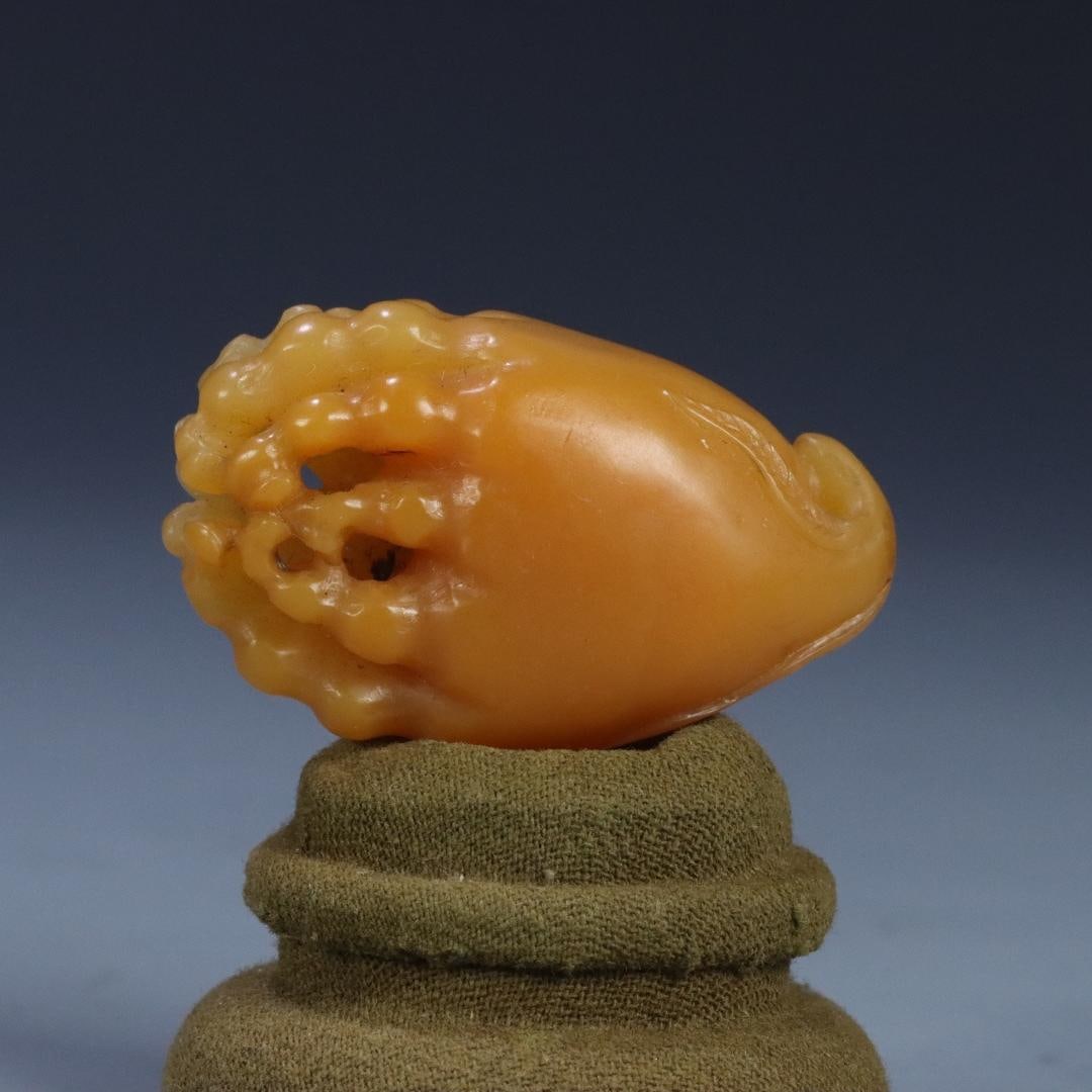 A Shang Jun Shoushan Tian Huang Buddha handle made in the Kangxi era of the Qing Dynasty: Qing Dynasty Kangxi year system Shang Jun Shoushan Tian Huang Buddha handle Size:4.4x2.75x1.88cmW:0.024kg (The Dimensions Of All Batches Are Manually Measured.If You Need More Detailed Information, Pl