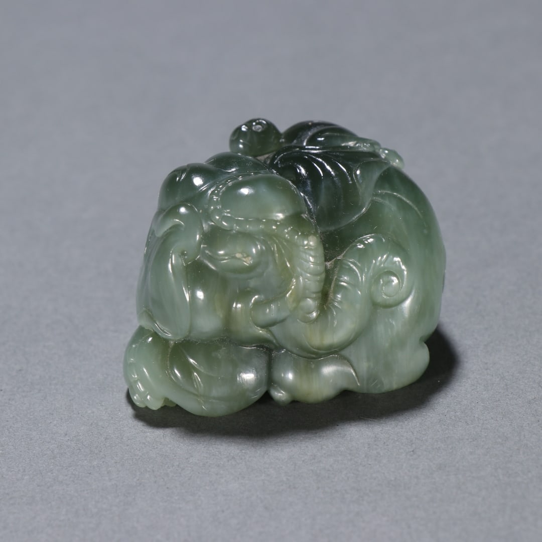 A beautiful Hetian jasper marquis worship ornament: Exquisite Hetian jasper marquis worship ornament Size:0.122kgH:3.4cmW:5cm (The Dimensions Of All Batches Are Manually Measured.If You Need More Detailed Information, Please Contact Our Customer Servic