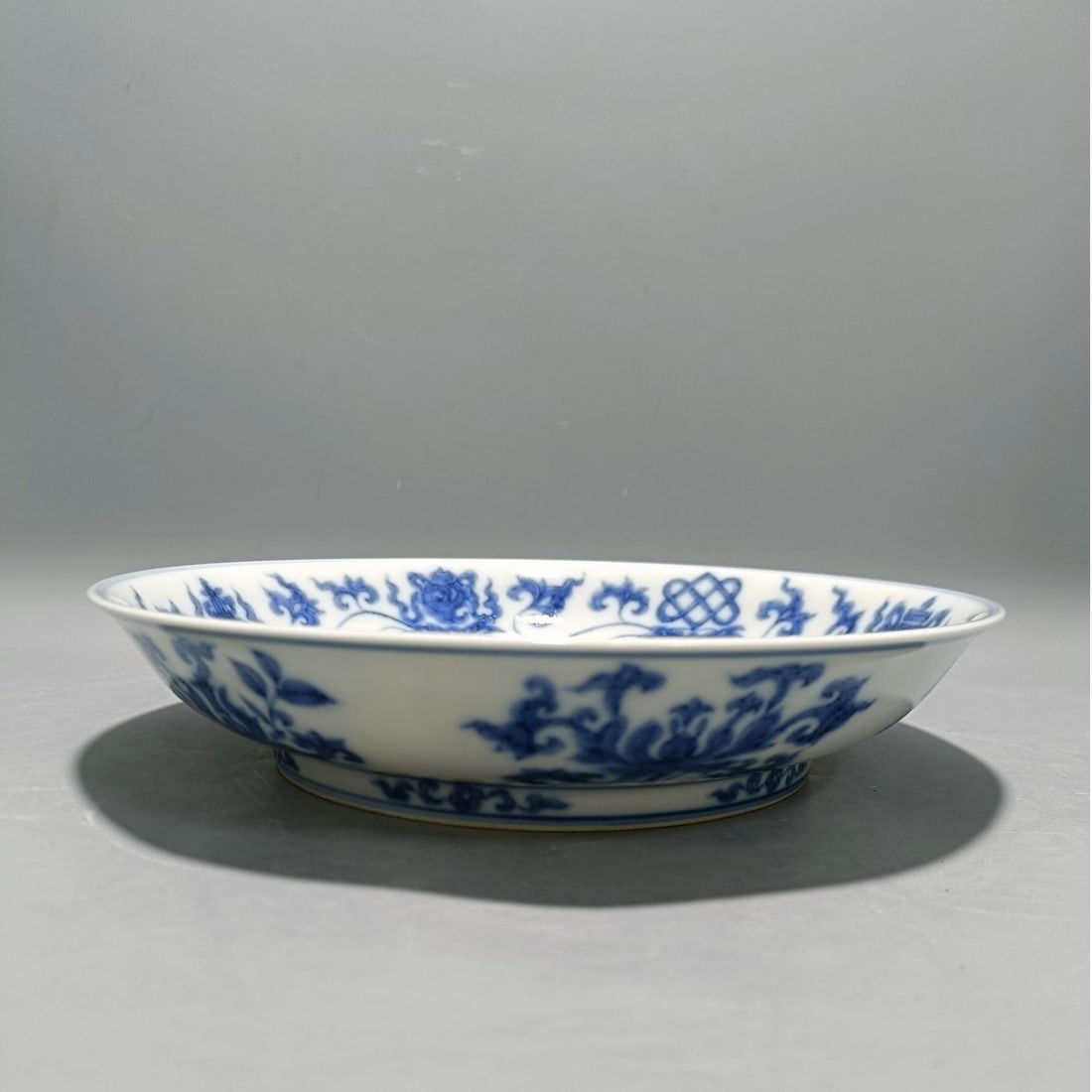 A blue and white broken branch flower pattern plate of the Ming Dynasty Chenghua year: The blue and white broken branch flower pattern plate of the Chenghua era of the Ming Dynasty Size:H:4cmCalibre:19.3cmBottom:12cm (The Dimensions Of All Batches Are Manually Measured.If You Need More