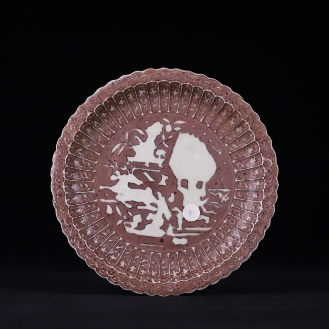 A red and white character story chrysanthemum petal plate of the Yuan Dynasty: Yuan Dynasty's glaze red and white character stories chrysanthemum petal plate Size:D:20.5cm (The Dimensions Of All Batches Are Manually Measured.If You Need More Detailed Information, Please Contact